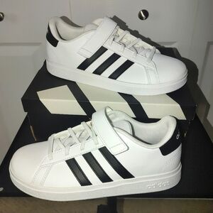 Adidas Classic White and Black Trainers Size 7 Woman's, 5.5 Kids